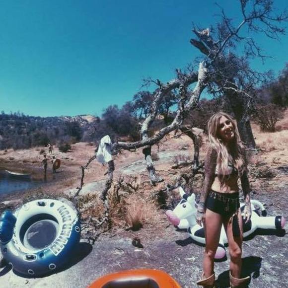 Meet your Posher, Kenzi - Picture 1 of 1